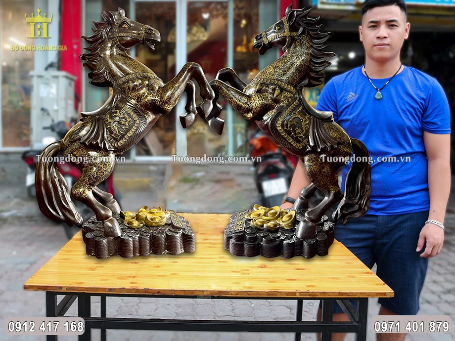 Đôi Ngựa Hí Tuấn Mã Khải Hoàn Chạm Hoa Văn Tinh Xảo